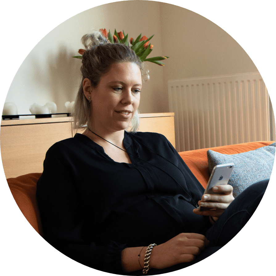 Hero-patient Patiënt met de Improve app op de bank